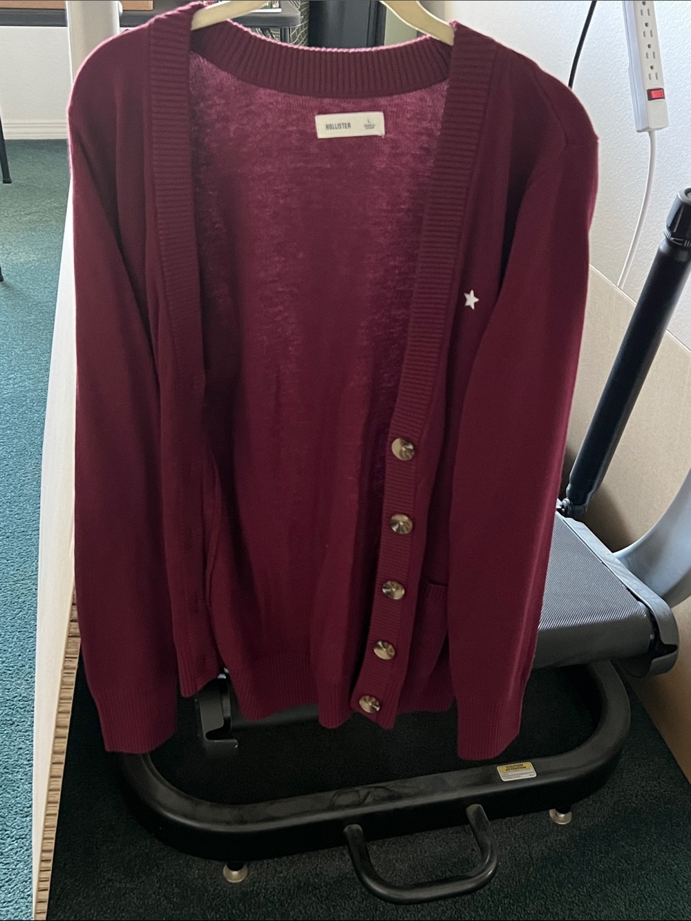 Hollister burgundy button-up cardigan w/ pockets in Large